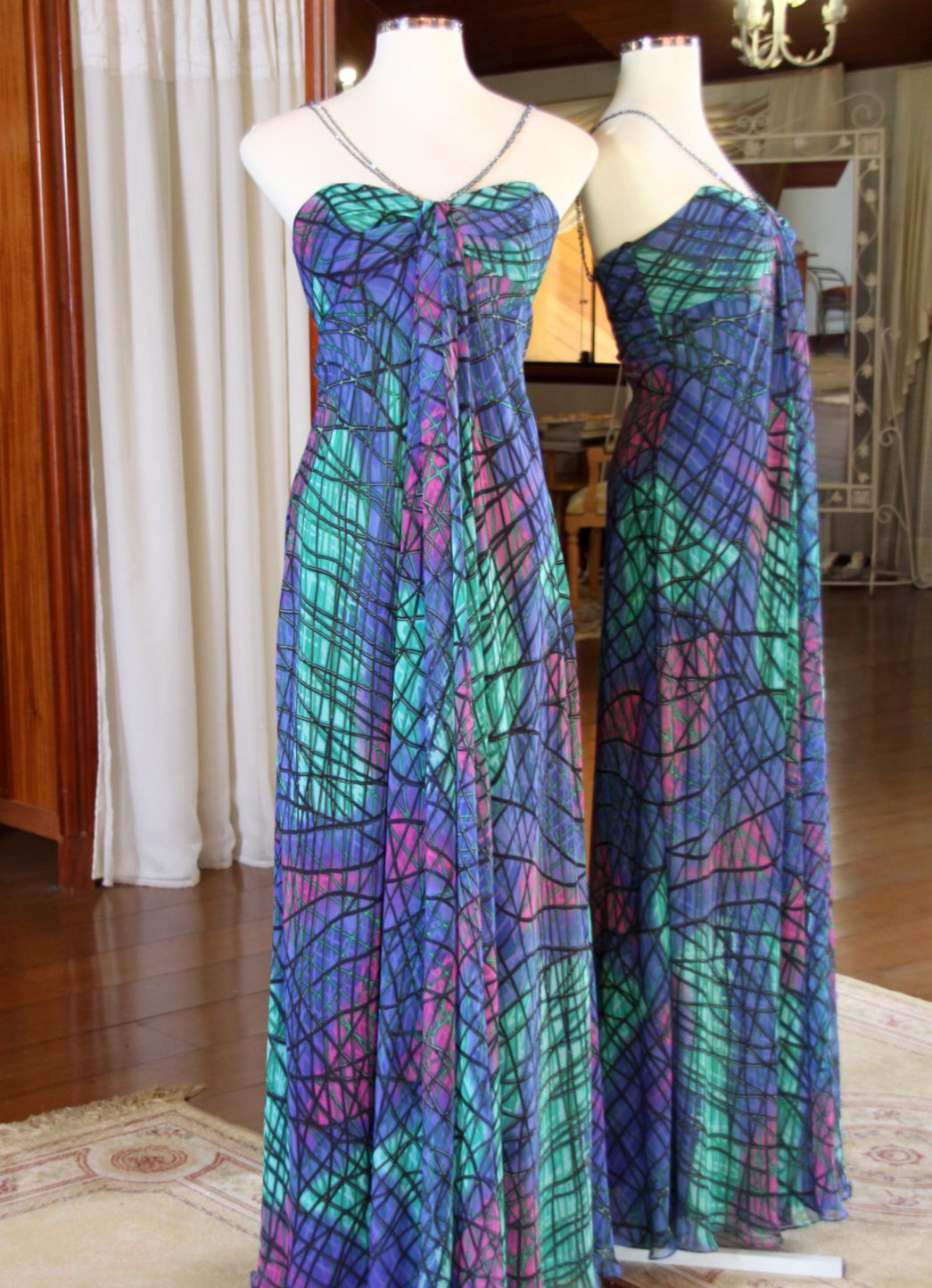 Vestidos para Mães, Madrinhas e Moda Festas - 588 - Hipnose Alta Costura e Spa para Noivas e Noivos - Campinas - SP Vestido de Festa para Mães, Vestido de Festa para Madrinhas, Vestido de Festa para Formatura, Hipnose Alta Costura