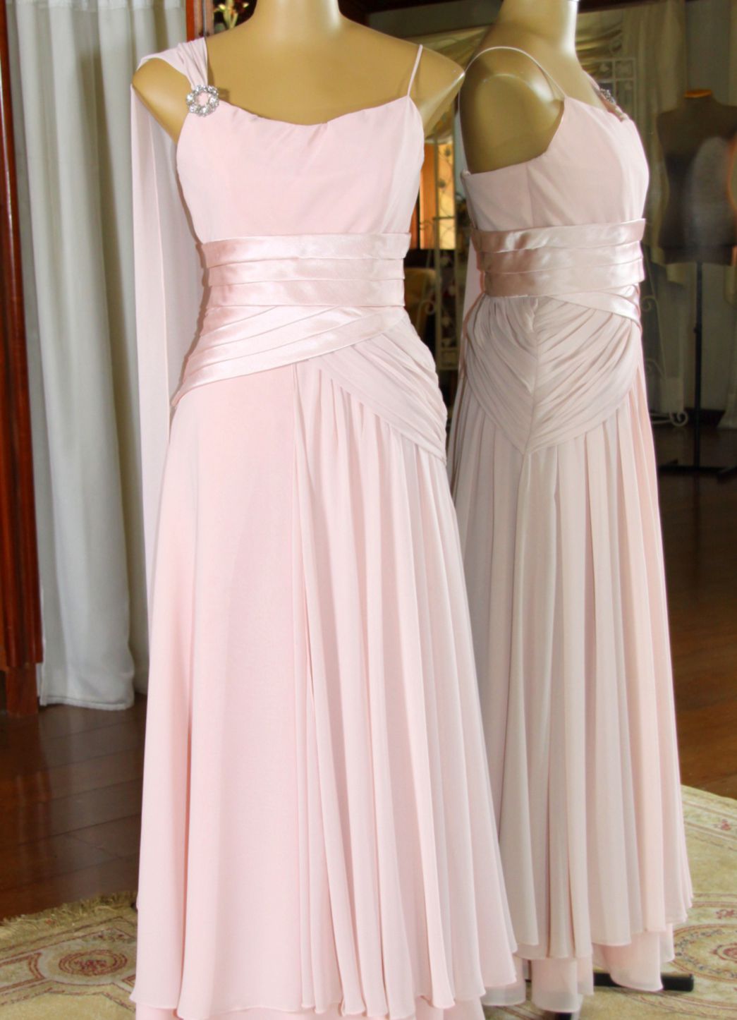 Vestidos para Mães, Madrinhas e Moda Festas - 590 - Hipnose Alta Costura e Spa para Noivas e Noivos - Campinas - SP Vestido de Festa para Mães, Vestido de Festa para Madrinhas, Vestido de Festa para Formatura, Hipnose Alta Costura